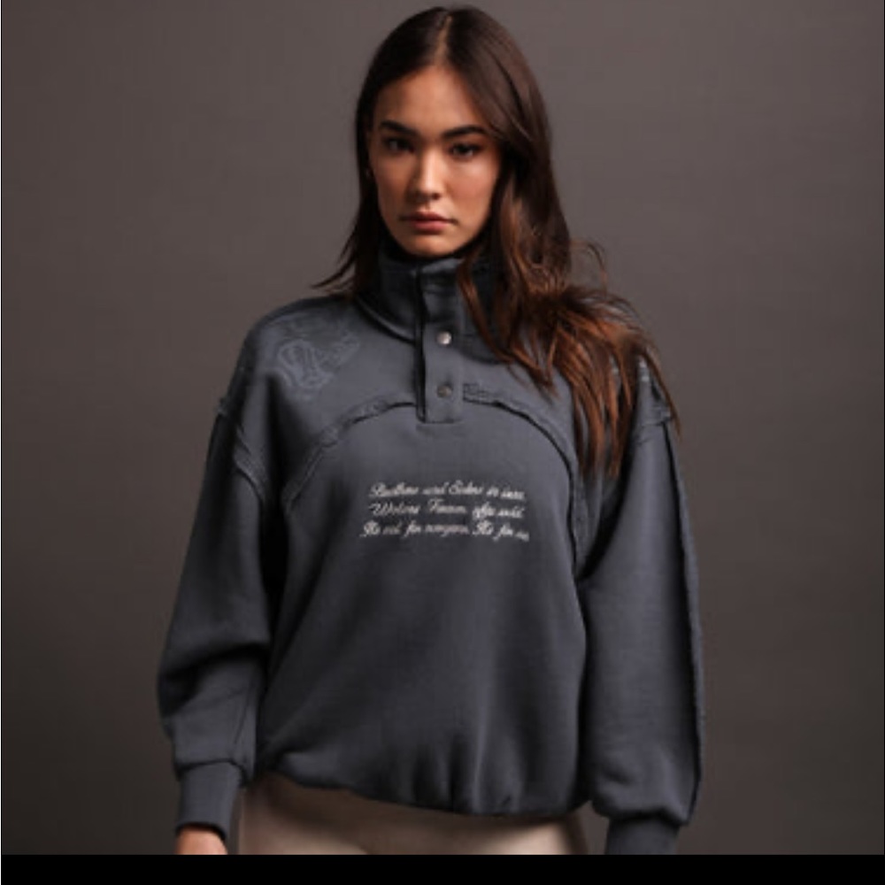 She Wolves Forever Tyler Mockneck
Sweater in Twilight Blue S
BNWT